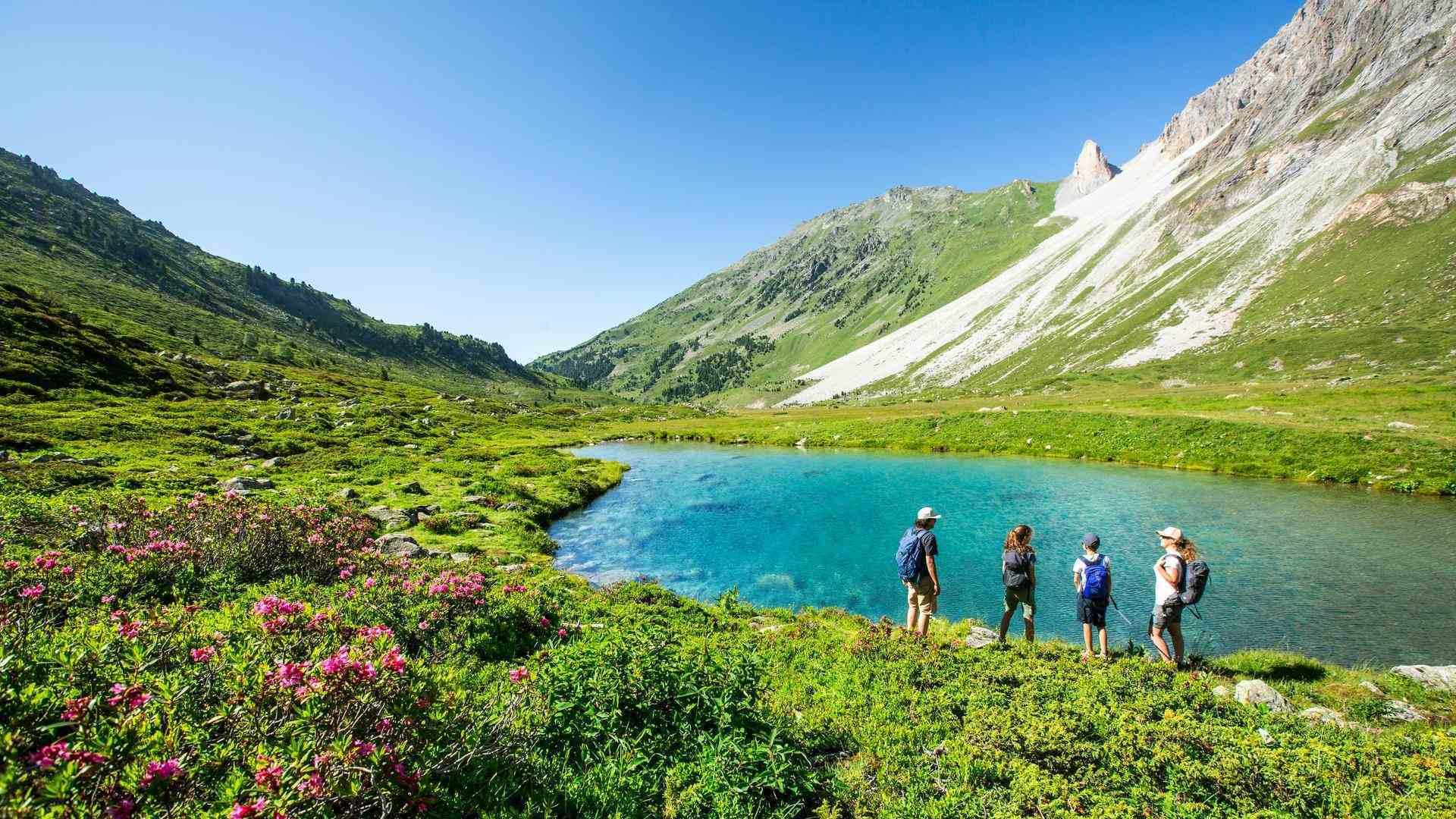 À l’ombre des sommets, l’eau et le silence